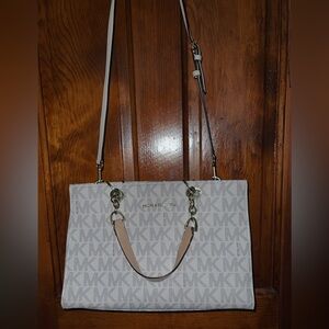 Michael Kors hands bag